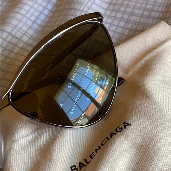Balenciaga cat-eye sunglasses 😎 - Picture 2 of 6
